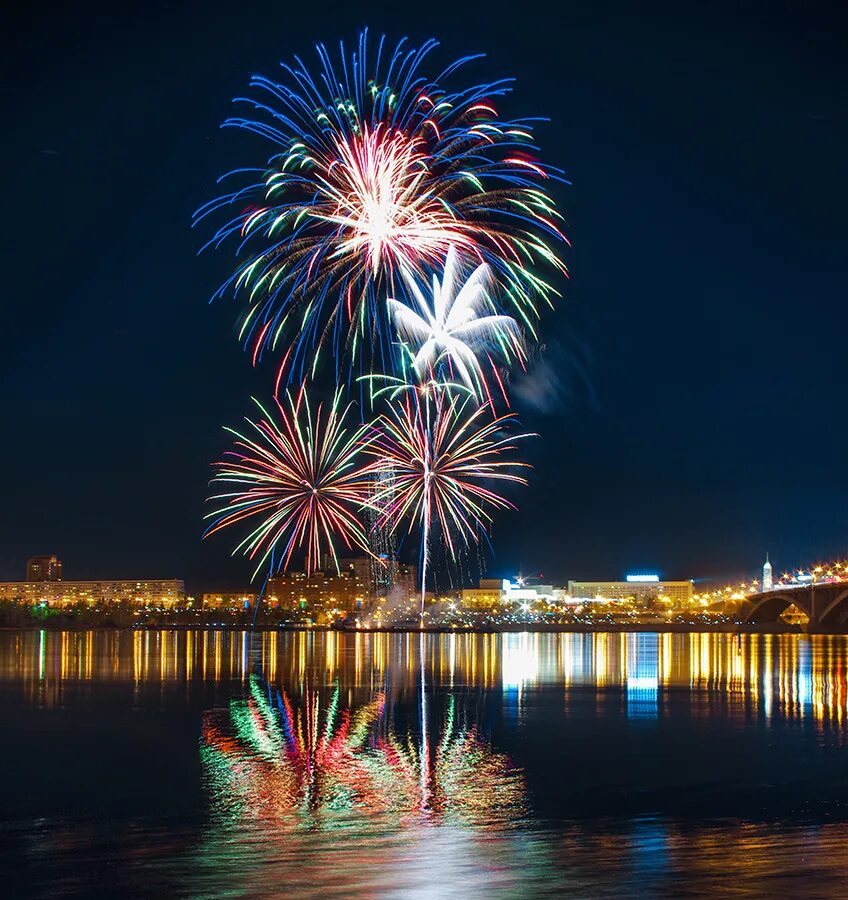 Салют пушкино 9 мая. Пушкино салют. салют с отражением в воде. салют фото. салют в красноярске.