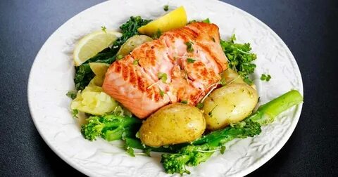 Стейки форели с картошкой