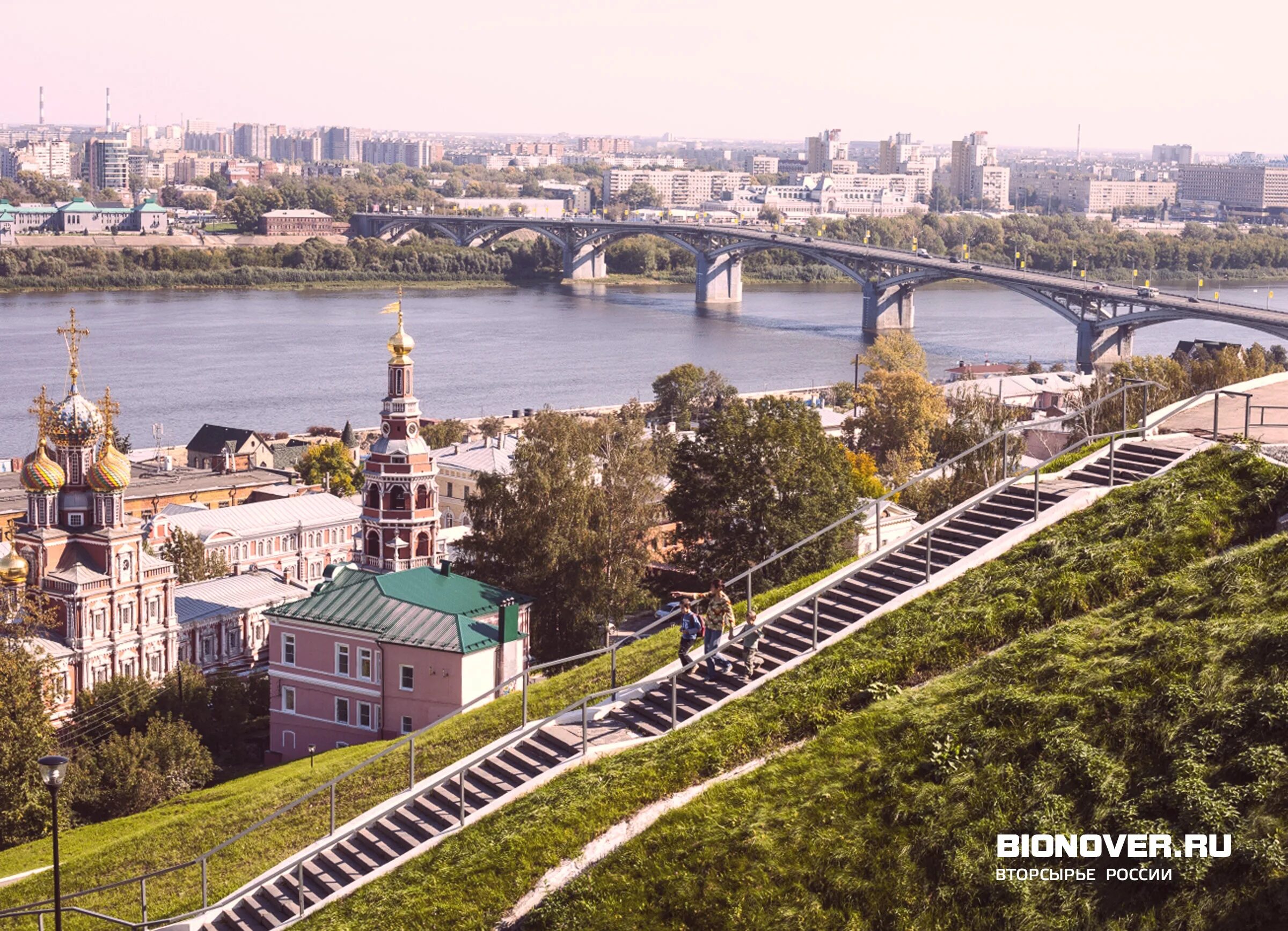 Силуэт человека с поднятыми руками. Нижний новгород александровский сад александровский сад. Нижний новгород облик города. Человек идет по головам. Человек на вершине.