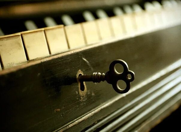 Рояль в замке. Ключ steinway. Замок для фортепиано. Музыкальная шкатулка пианофорте. Замок для фортепиано.