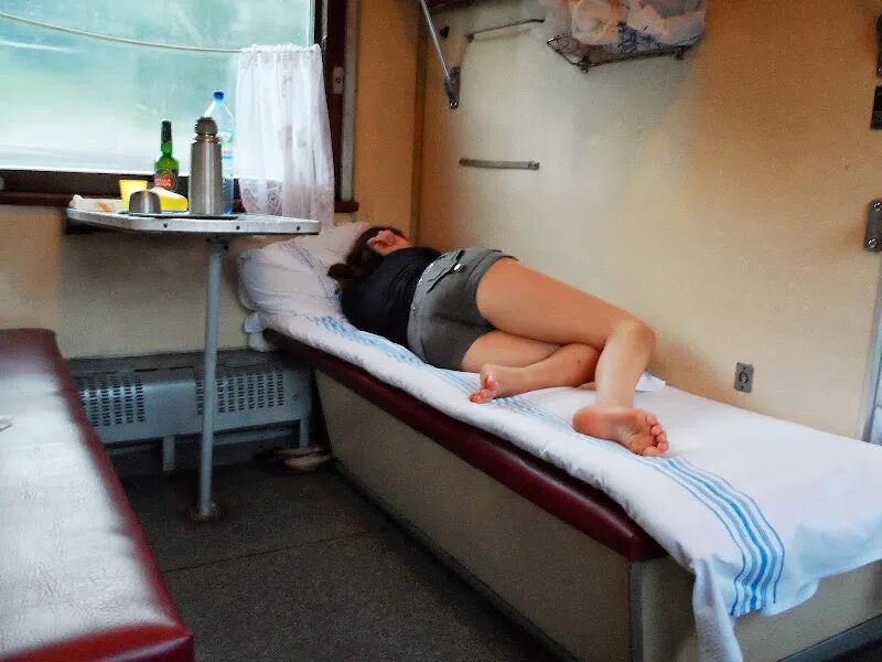 Девушки в плацкартном вагоне. Спящую в поезде. Спящие в поездах женщины.