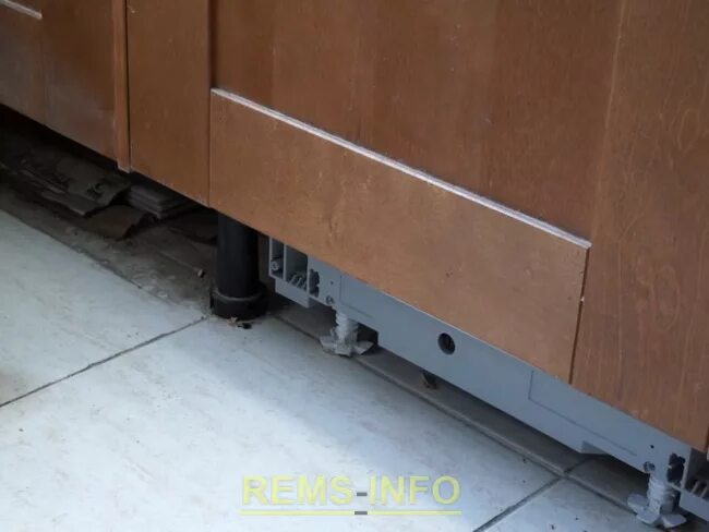 Цоколь под посудомойкой. Крепление цоколя к посудомоечной машине beko. крепление цоколя к посудомоечной машине bosch. цоколь под посудомоечную машину. элемент в цоколь под посудомоечную машину.
