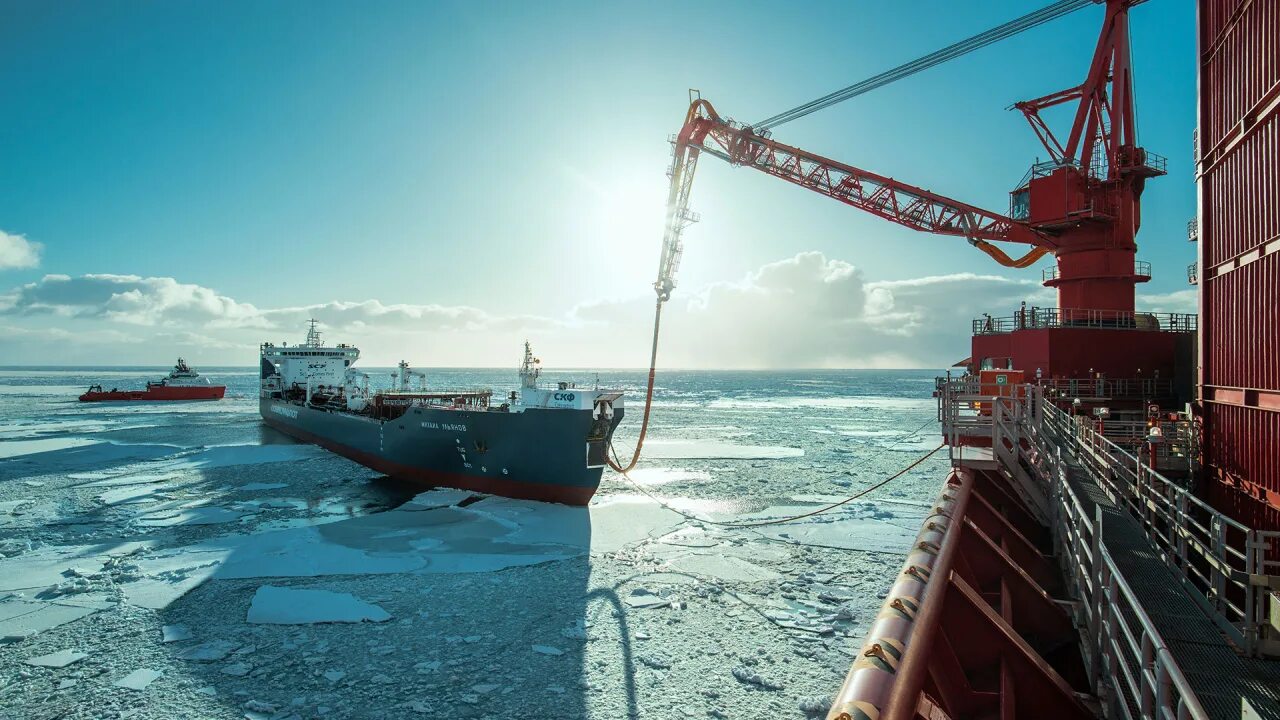 Охотское море газпром нефть шельф. Месторождение филановского лукойл. Добыча нефти на шельфе. Шельф охотского моря нефть месторождения. Буровая платформа на шельфе.