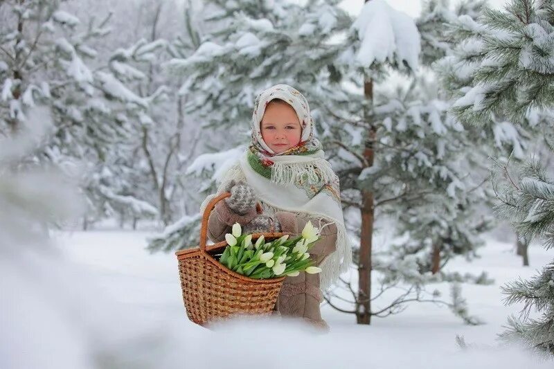 Скоро месяц. Девочка с подснежниками зимой. Жду весну. Зимняя фотосессия с подснежниками. Детская фотосессия в зимнем лесу.