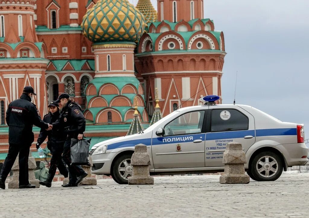 В москве есть военное положение. ФСО охрана Кремля. ФСО на красной площади. Полиция на красной площади.