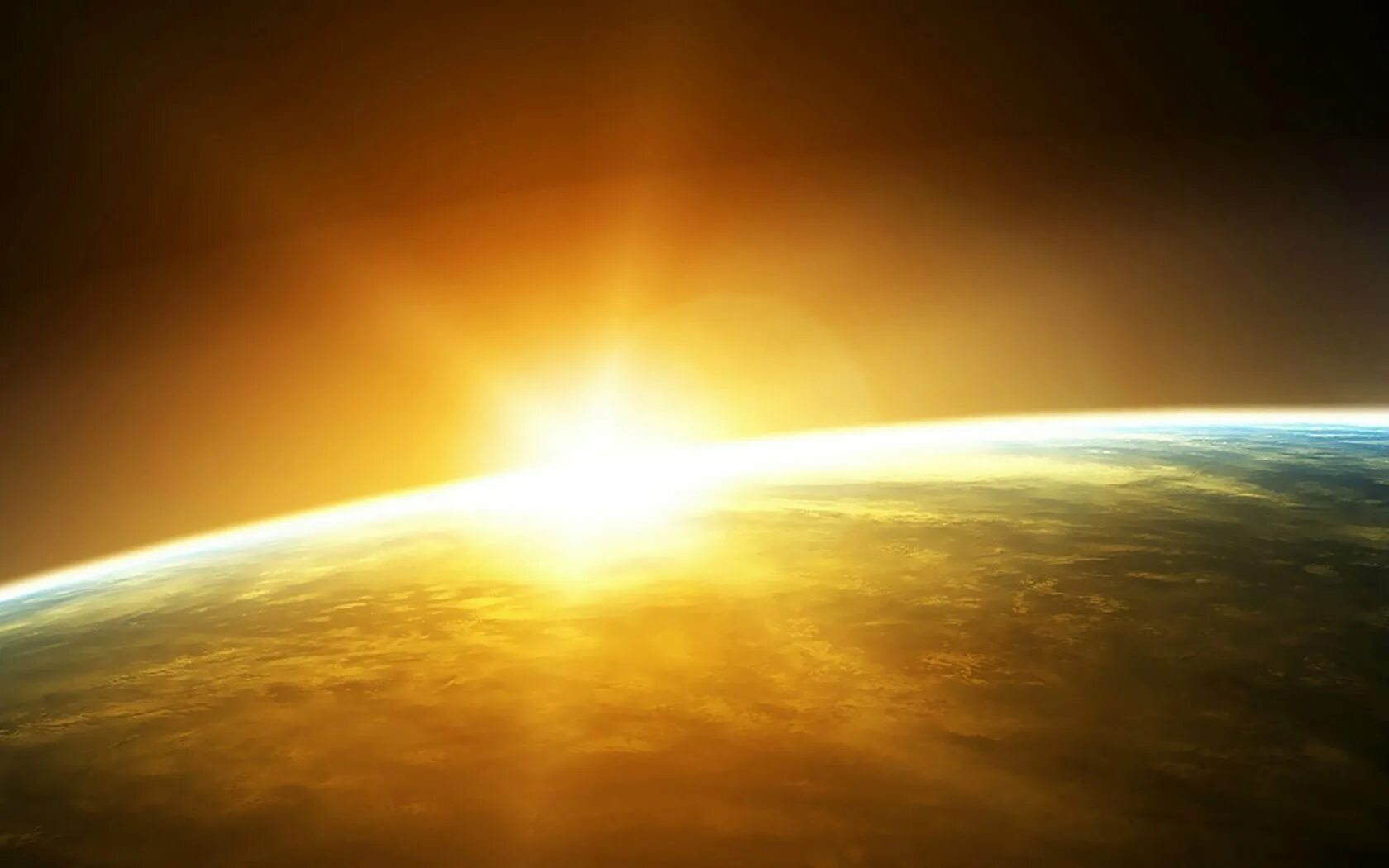 оранжевая луна. солнце освещает землю. солнце и земля. солнце больше освещает. оранжевая луна.