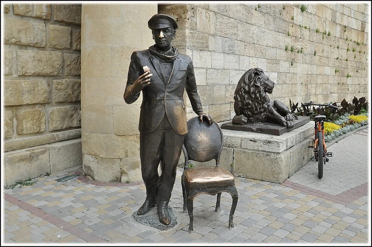 Памятник бендеру в пятигорске. Памятник остапу бендеру в пятигорске фото. Памятник великому комбинатору остапу бендеру. Статуя остапа бендера в пятигорске. Памятник бендеру в пятигорске.