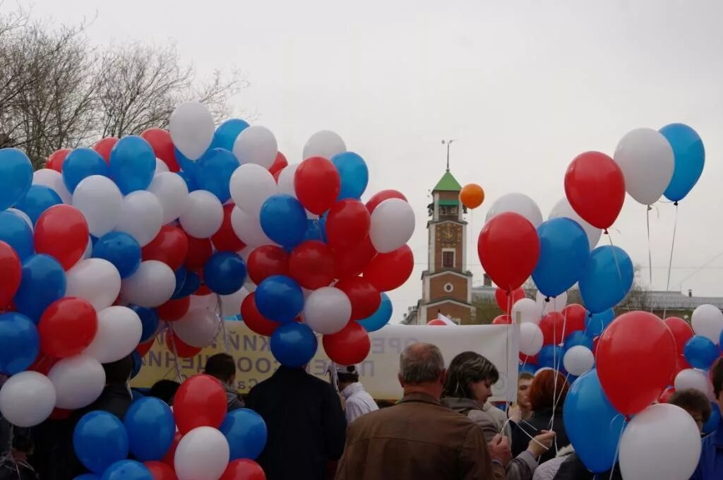 1 Мая Оренбург. Площадь 1 мая Оренбург. Первомайская демонстрация город Оренбург. Площадь первое мая в Оренбурге.