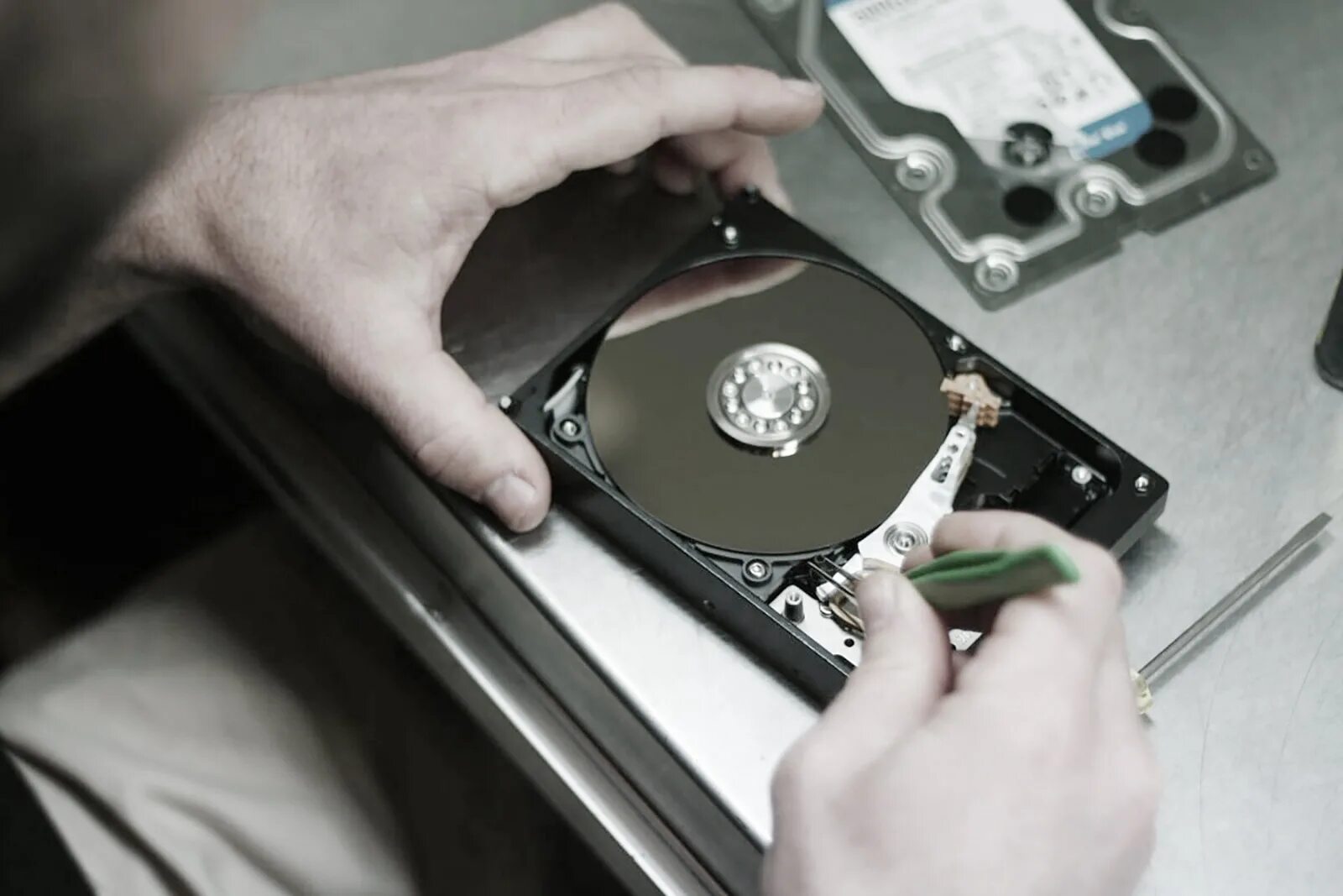 Аппарат для восстановления данных с жестких дисков. Восстановление дисковых. Жесткий диск samsung hm100jc. Восстановление жестких дисков. Восстановление данных с hdd.