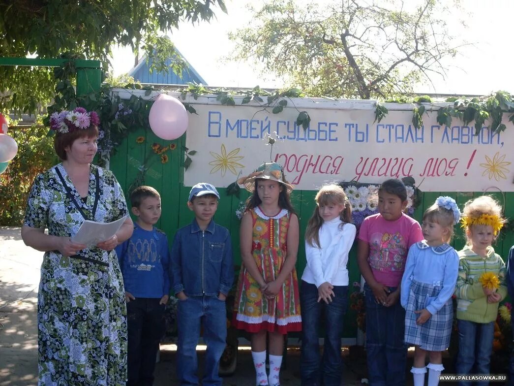 Ансамбль богучарочка. Какого числа день улицы. Улица днем. Фото сквера за гдк во владимире. День улицы польниково.