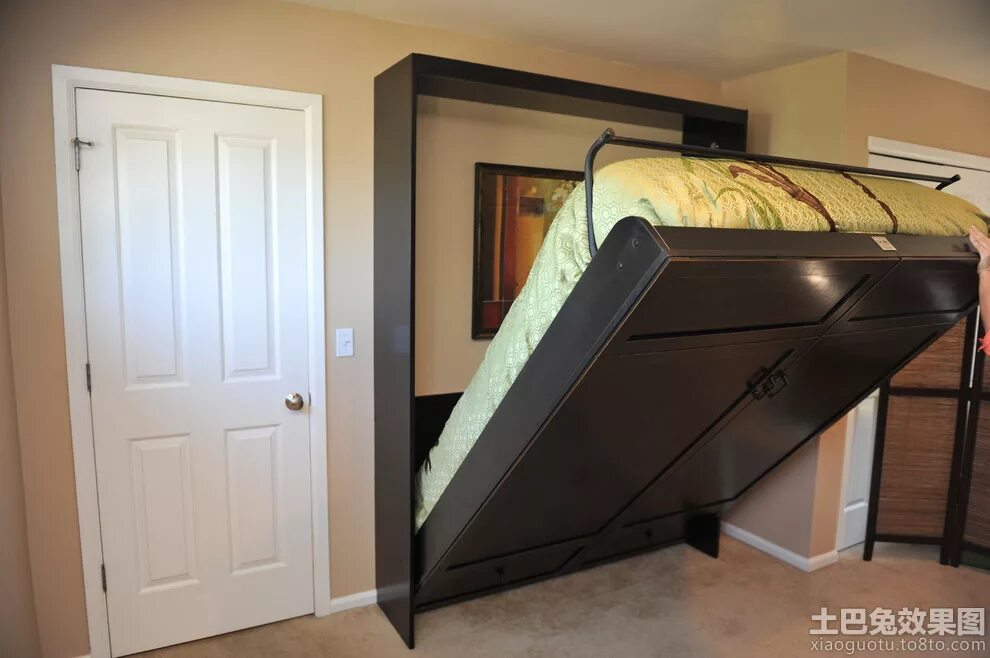 Сделать кровать подъемной. Кровать в стене с подъемным механизмом. Кровать с подъемом к стене. Кровать убирающаяся в стену. Складывающаяся кровать.