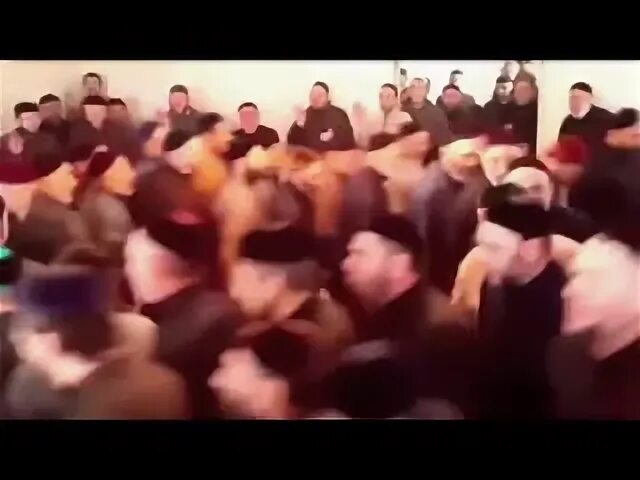 Чеченцы в кругу. Что такое зикр у чеченцев. Чеченский ритуальный танец зикр. Чеченцы бегают по кругу. Зикр у рамзана кадырова.