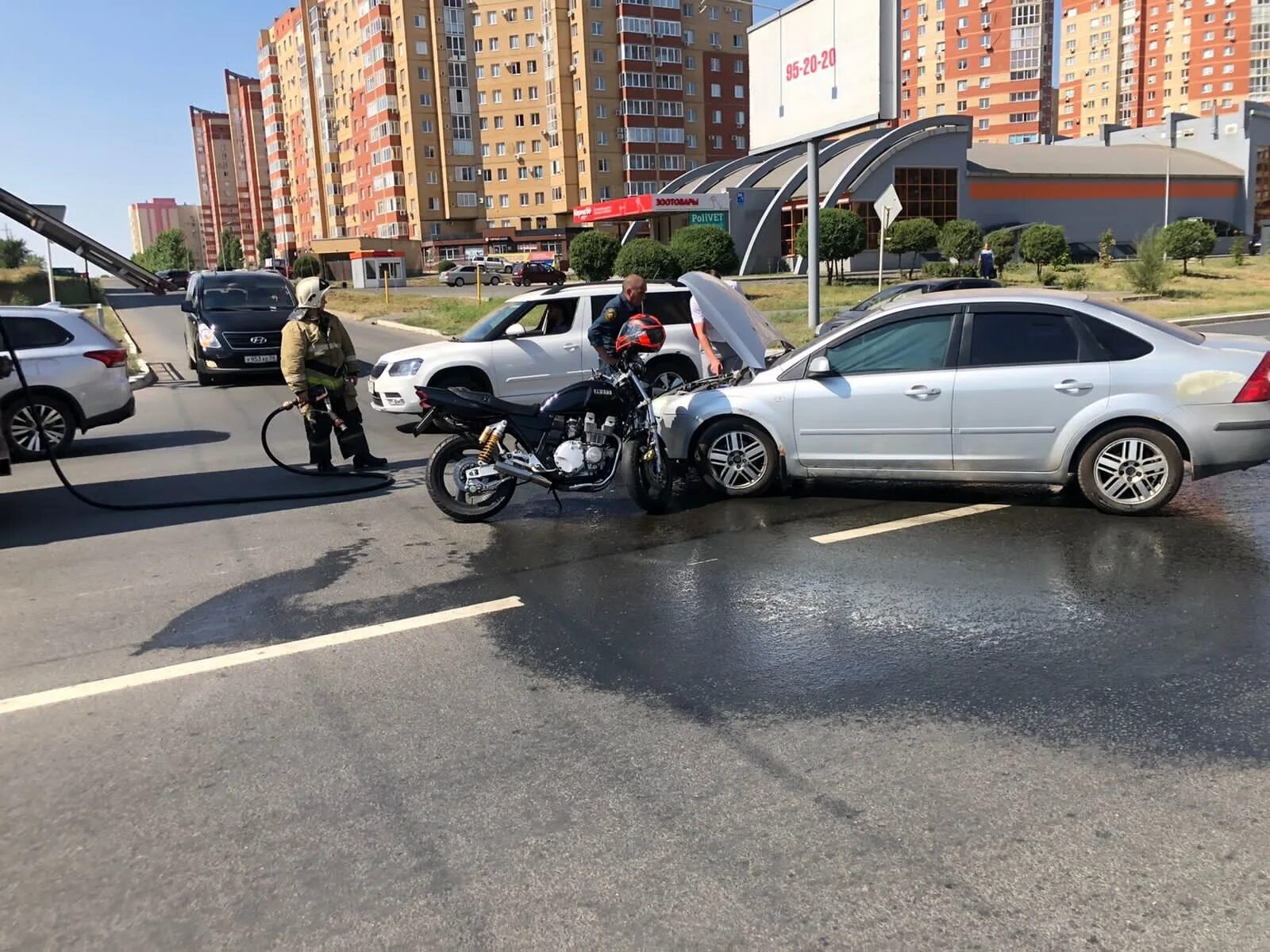 Машины в городе. ДТП Оренбург мотоциклист.