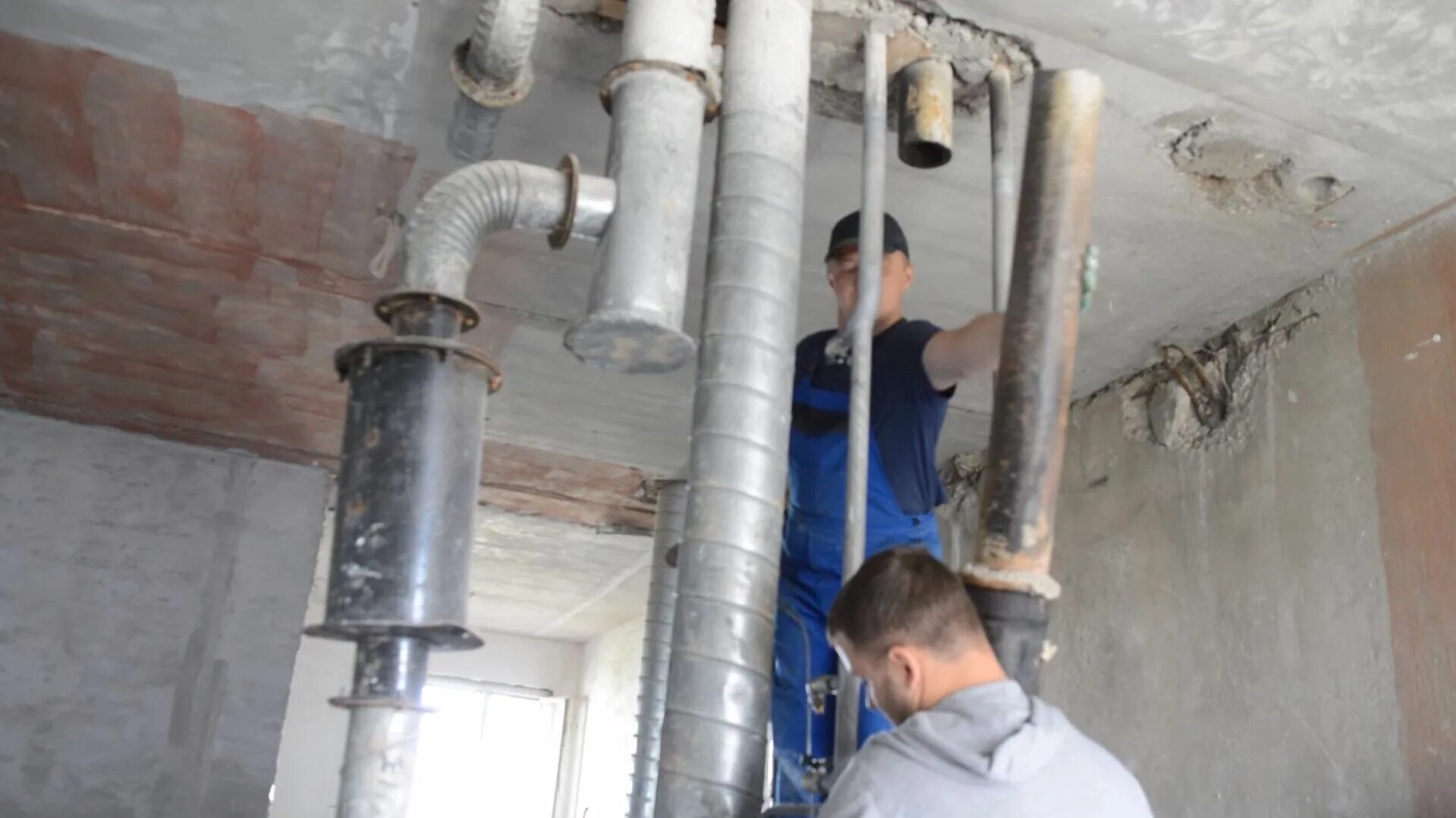 фановая труба в хрущевке 5 этаж. фановая труба уличная. утопить трубы в стену. короб для канализации. врезка ревизии в канализационную трубу 110.