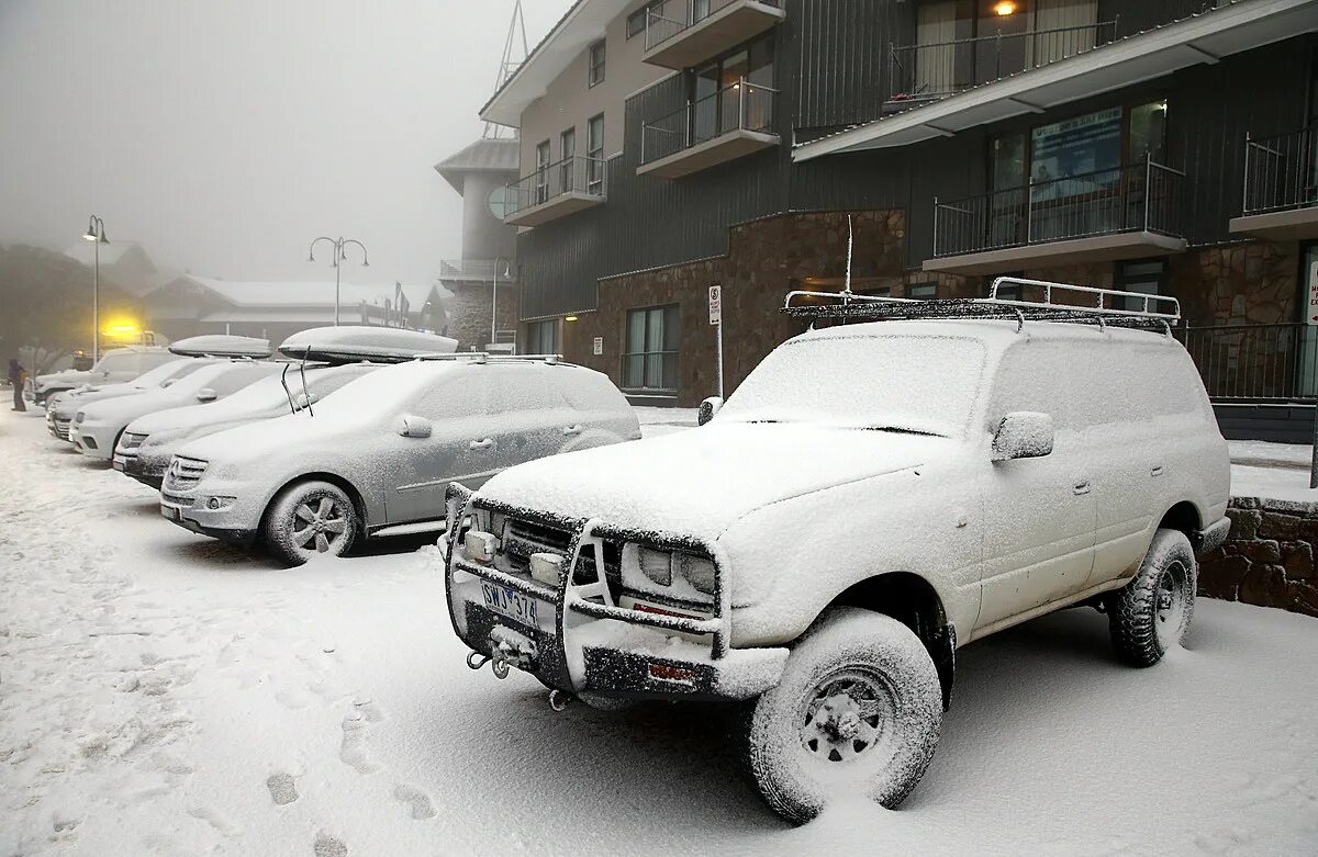 Прогрев машины в зимнее время самодельные. Warm up the car in the Cold. Warming up the car. Зимой машина греется 110.