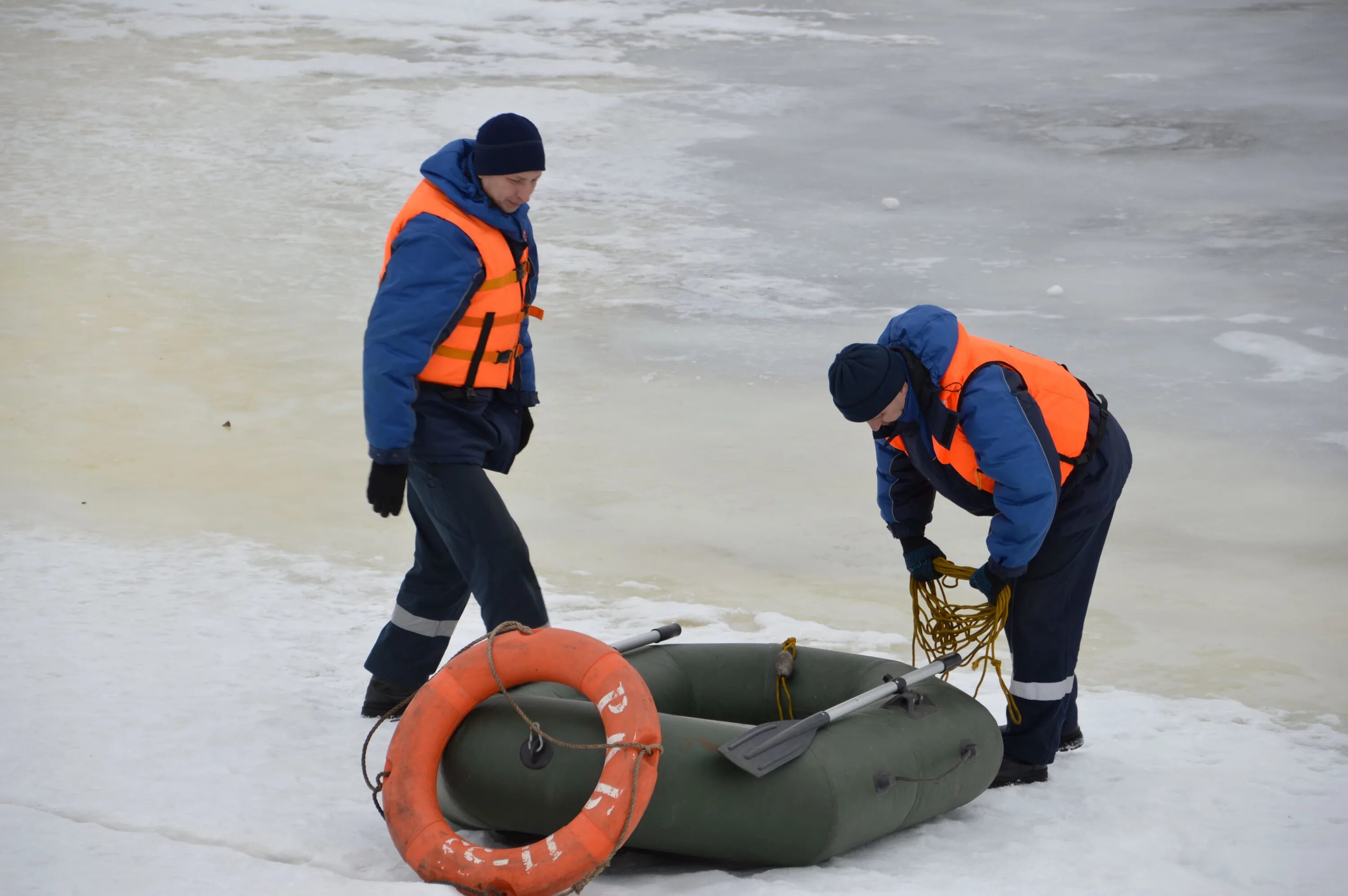 В связи с потеплением. Спасение на воде. Спасатели Тверь. Спасатели на водоемах. Спасатели спасение на воде.