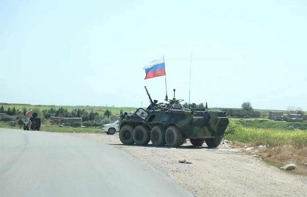 Т-14 В Сирии. Военная колонна ночью. Военная полиция перекрыли дорогу. Русский с пулеметом перекрыл дорогу.