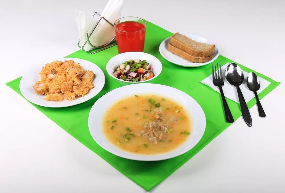 Записать ребенка на обед. Рациональное питание детей. Ребенок завтракает. Обед для детей. Обед школьника.