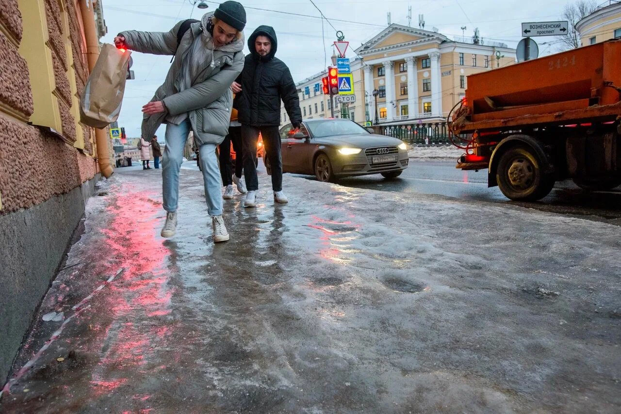 Три дня дождя 8 января. Гололед в спб. гололед на улицах санкт-петербурга. петербург скользко. питер гололед сегодня.