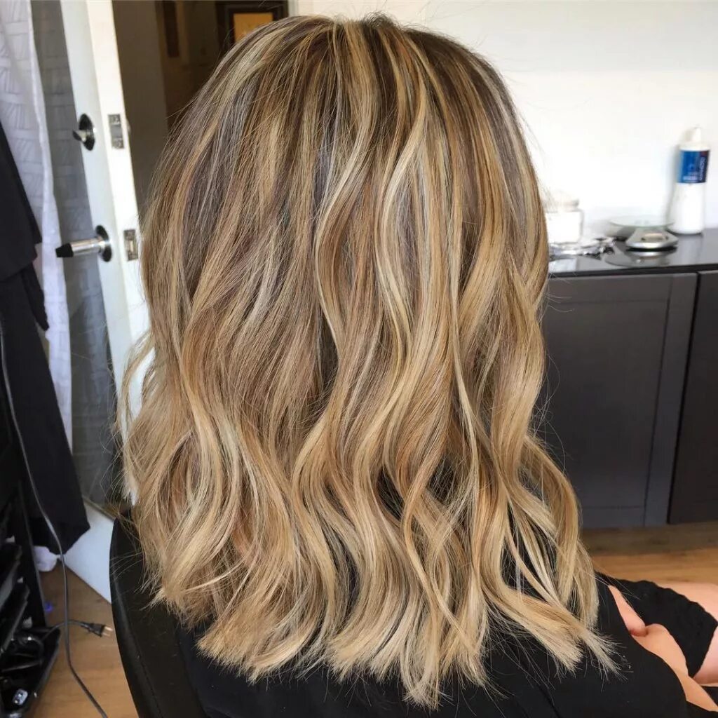 модное колорирование 2022 на средние волосы. модное мелирование. мелирование дженнифер энистон. вуальное мелирование. модное колорирование волос каре.