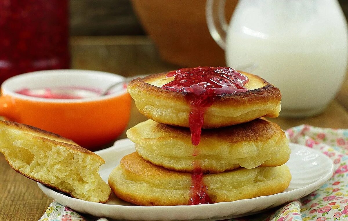 Оладья на теплом пышные. Пышные оладьи. оладушки с вареньем. вкусные пышные оладьи. оладушки с джемом.