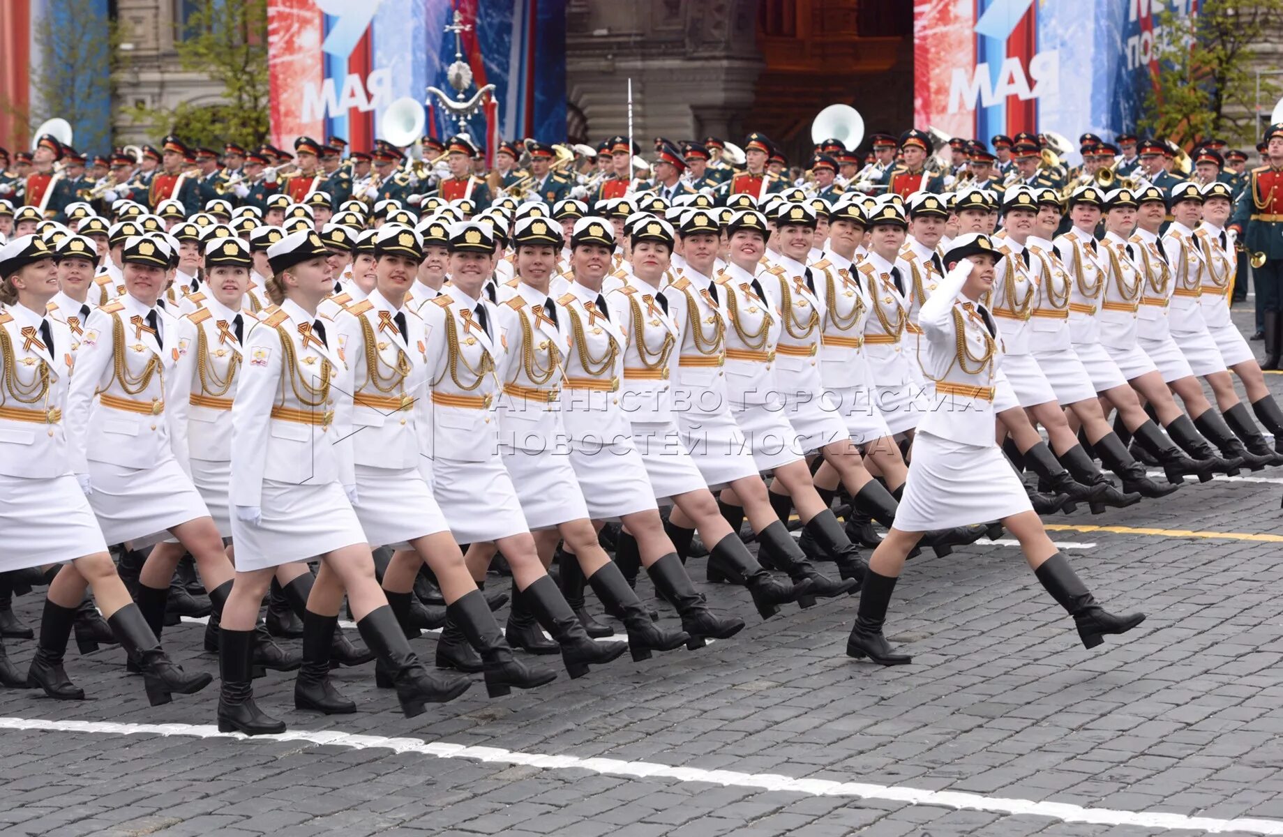 Задание на параде. Российские военные женщины на параде. Девушки на параде. Женский марш на параде. Женские полки на параде.