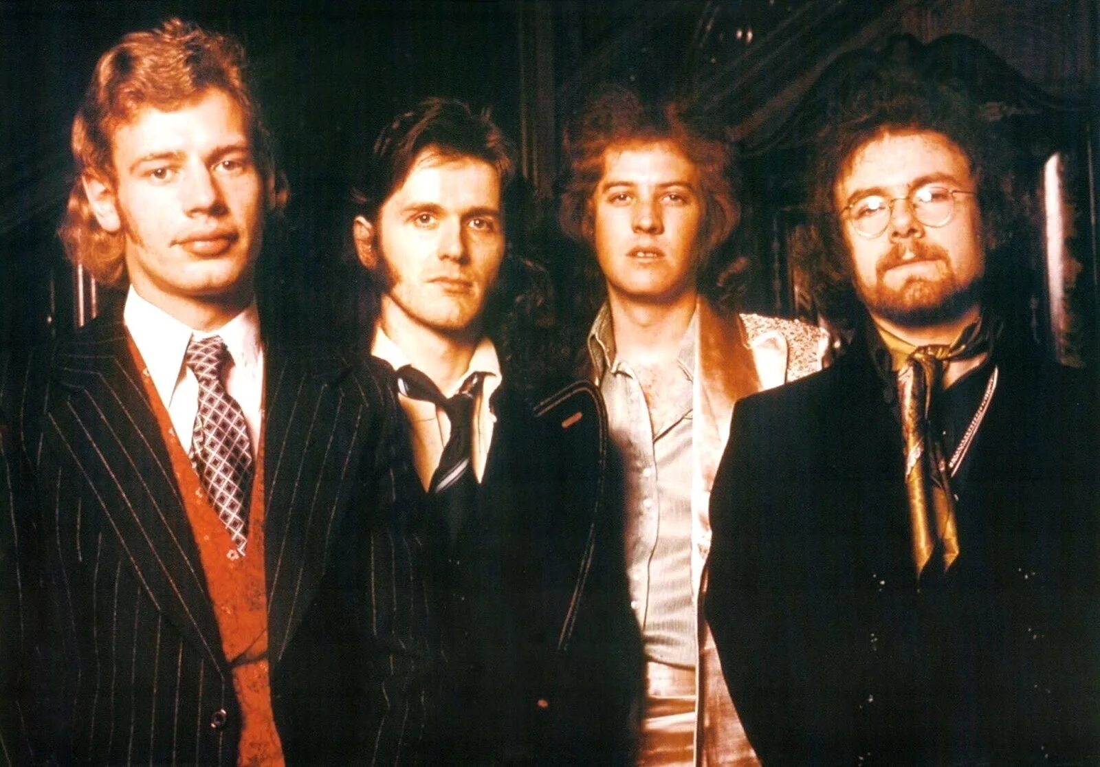 Crimson группа. Группа king crimson. кинг кримсон рок группа. кинг кримсон группа 1969. king crimson группа 1970.