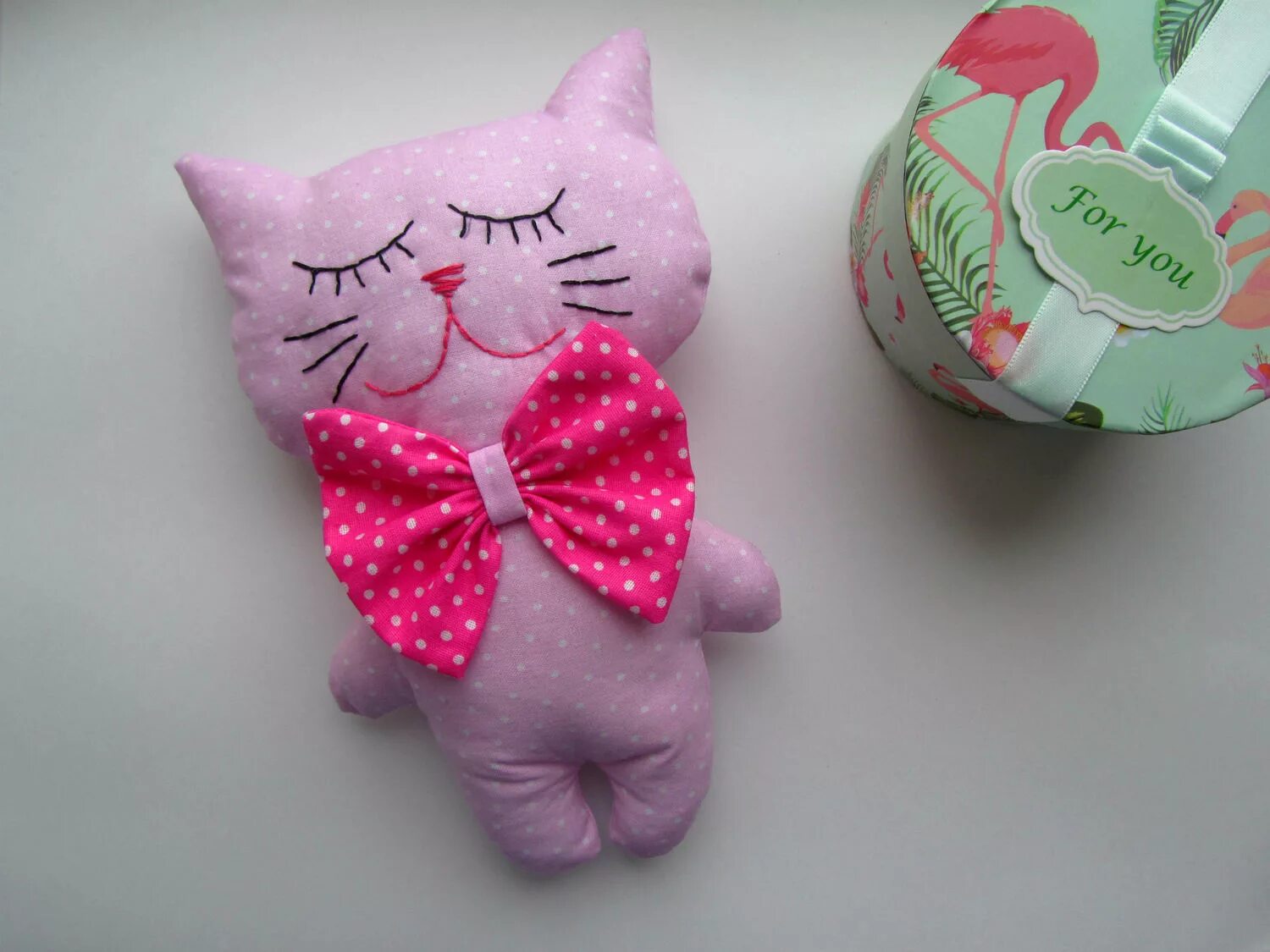 Игрушка сплюшка кот. Кошки сплюшки. Подушка сплюшка котик. Игрушки для подушки. Подушка сплюшка.