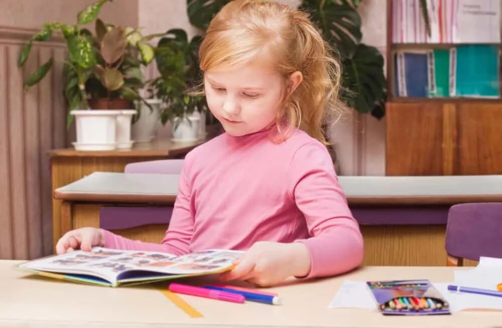 Дети за партой. Класс с учениками. Бесстыжая школьница сидит у доски. Back to school teachers. Младшие школьники.