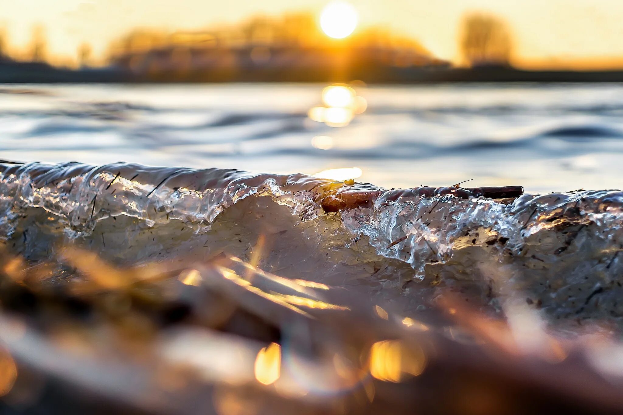 Свет отраженный от воды. Солнечные блики на воде. Блики солнца на воде. Макросъемка воды. Брызги моря.