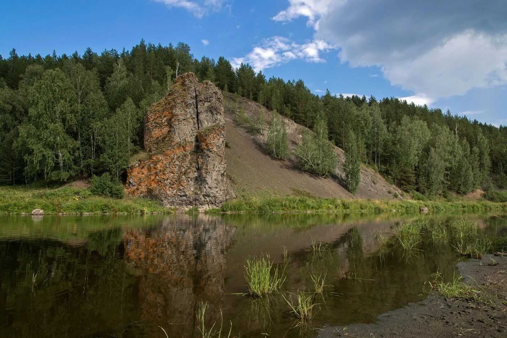 Каменск Уральский скала Смолинский камень. Смолинский камень на Исети. Скалы в Тверской области. Скалы на реке Миасс. Зарастание скалы