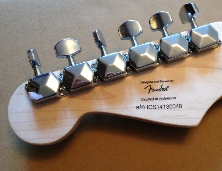 Fender japan telecaster серийный номер. Фендер стратокастер 2010. Fender standard stratocaster usa 1997 голова грифа. Сувенир jag-stang. Колки squier bullet strat.