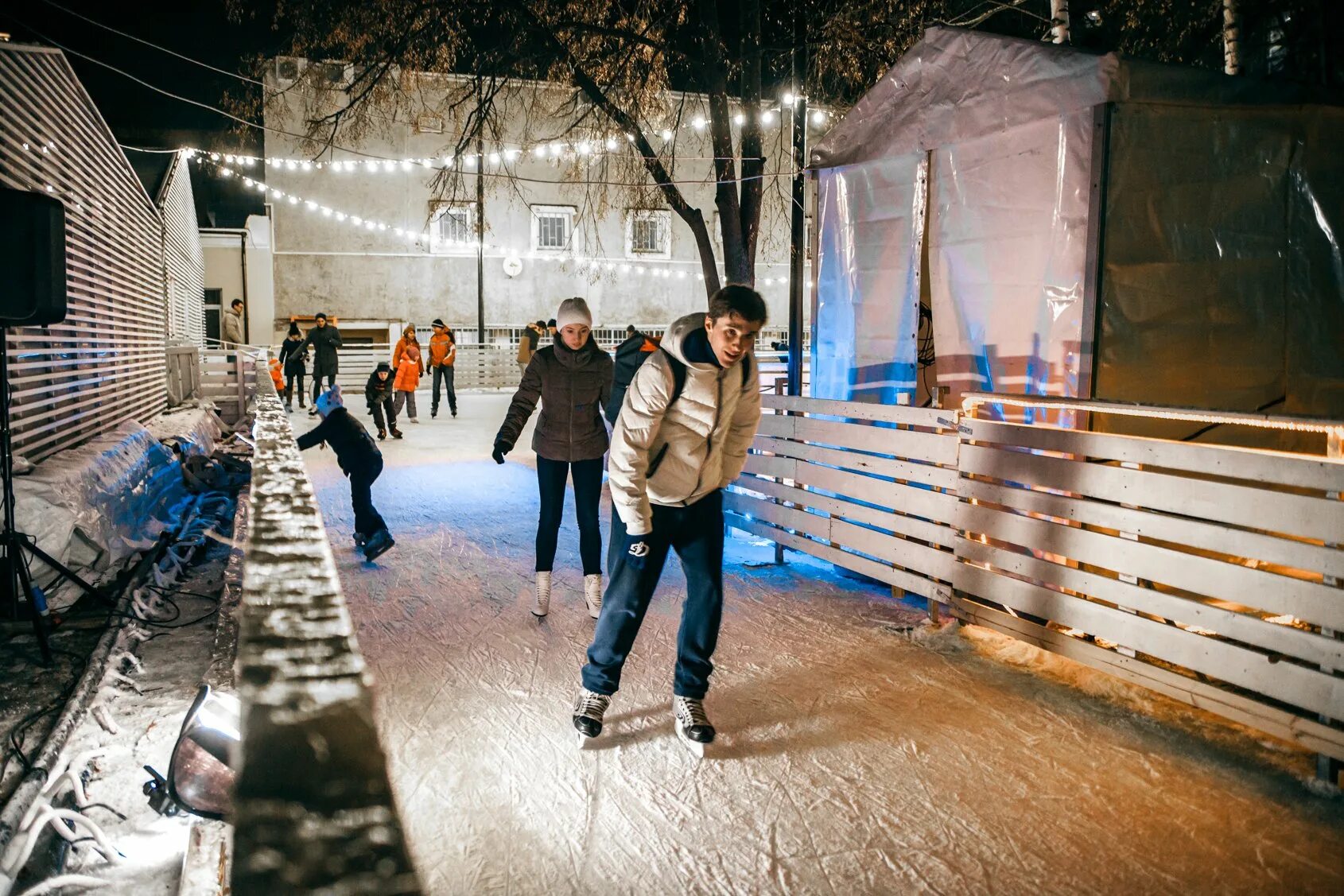 Каток баумана купить билет. Каток в саду Баумана. Парк Баумана каток. Сад имени Баумана каток. Каток в саду имени Баумана, Москва.