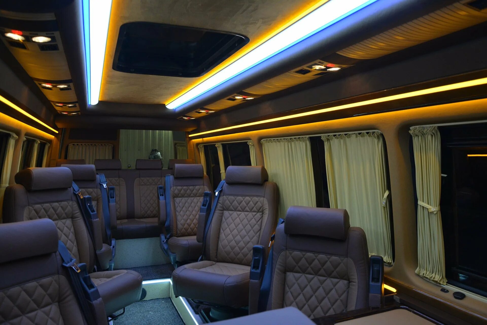 Mercedes Benz Sprinter 2021 салон. Мерседес Спринтер 2021 пассажирский. Mercedes Sprinter 2021 салон. Mercedes Benz Sprinter VIP 2021 Interior. Спринтер классик пассажирский