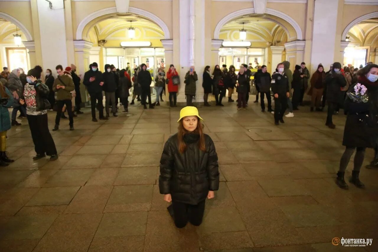 Новости дня 6 февраля. Митинги СПБ Гостиный двор Санкт-Петербург. Митинг Гостиный двор. Митинги против войны Гостиный двор. Протесты на Гостинном дворе.