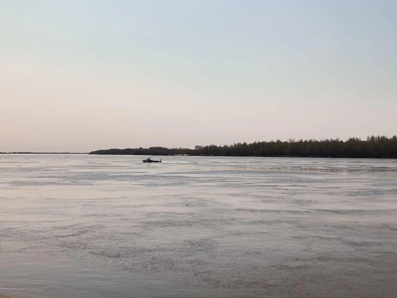 Уровень реки обь в районе города нижневартовск. Река обь нижневартовск. река обь ханты-мансийск. река обь хмао. река обь сургут.