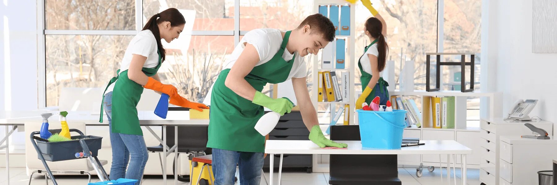 Visitors clean their. Профессиональная уборка офиса. Уборка квартир. Чистота и порядок в офисе. Генеральная уборка.