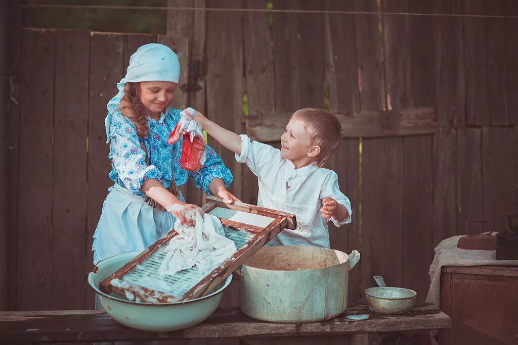 Русская мама помогает. Женщина стирает. Фотосессия постирушки детская. Фотосъёмка постирушки. Мама стирает.