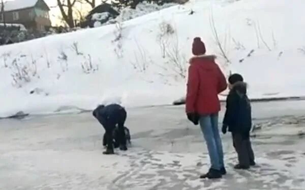 Подростки спасшие жизнь. Мальчик провалился под лед. Подросток провалился под лед. Мальчик на льду. Мальчик спасает мальчика провалившегося под лёд.