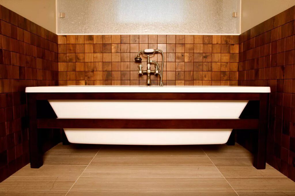 Панель под ванну. Деревянный экран под ванную. Экран под ванну из дерева. Экран для ванны деревянный.