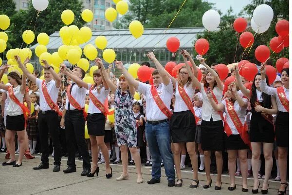 Шары на последний звонок. Выпускники с шарами. Воздушные шары на последний звонок. Запуск шаров на выпускной в школе.