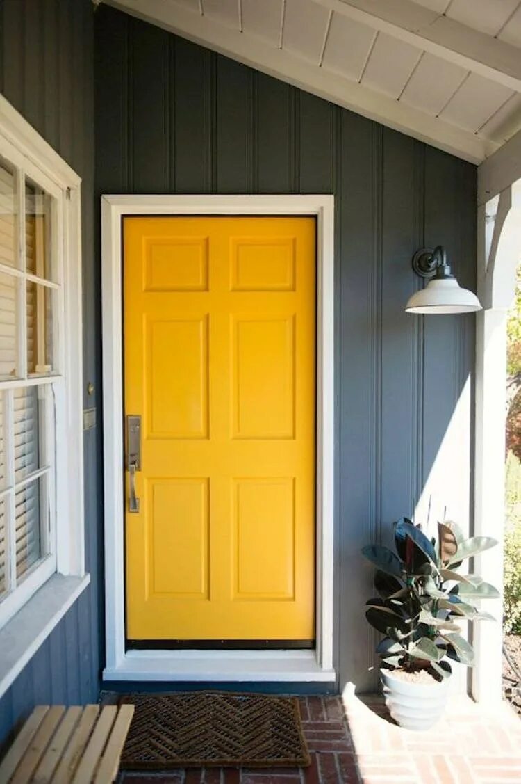 Дом серо желтый. Цветные входные двери. Желтая входная дверь. Крашеные двери. Яркая входная дверь.
