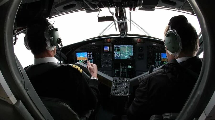 Dhc 6 самолет кабина пилота. Сферы авиации. Молодые пилоты. Андрей борисевич авиатор. Летчик за штурвалом.