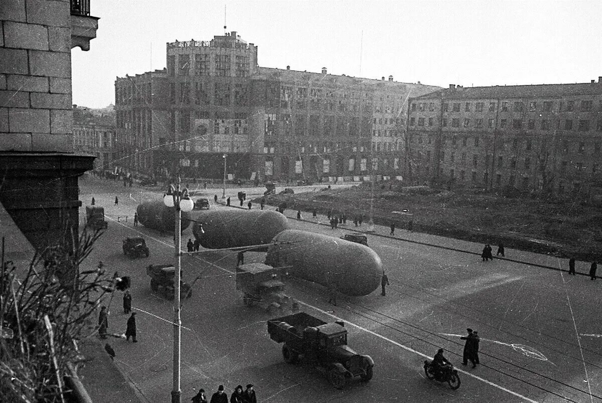 Москва летом 1941. Аэростаты в Москве 1941. Москва 1941. Улицы города Горького 1941г. Город Горький 1941.