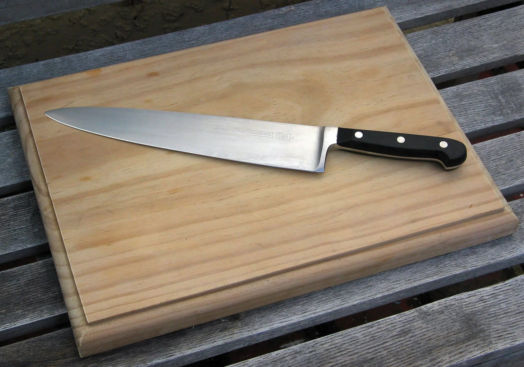 Оставляет нож на столе. Кухонный нож. Нож на столе. Кухонный разделочный нож. Доска с ножом.