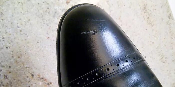 Как убрать царапину на кожаной обуви. Царапины на кожаной обуви. Царапины на кожаной обуви. Как убрать царапину на кожаной обуви. Царапины на сапогах кожаных.