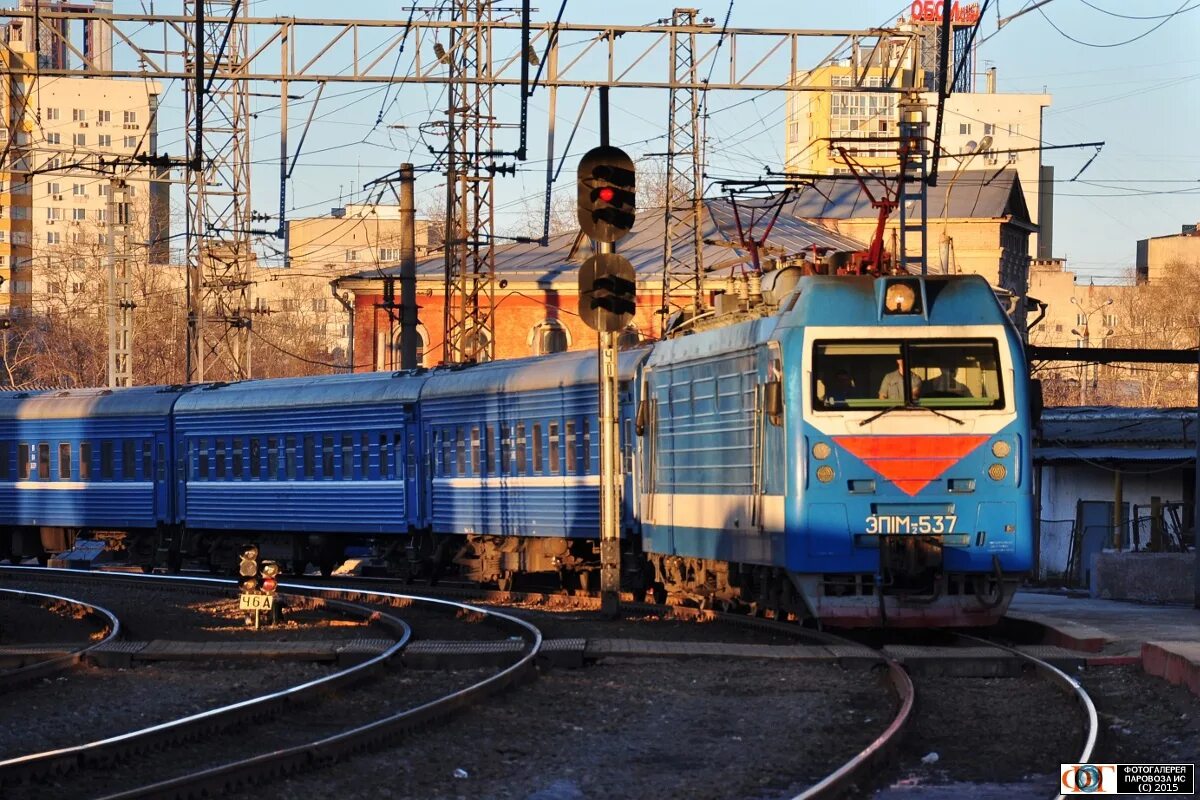 Брест новосибирск. Станция Нижний Новгород Московский эп1м. Эп1 электровоз ночью. Поезд Новосибирск Брест.