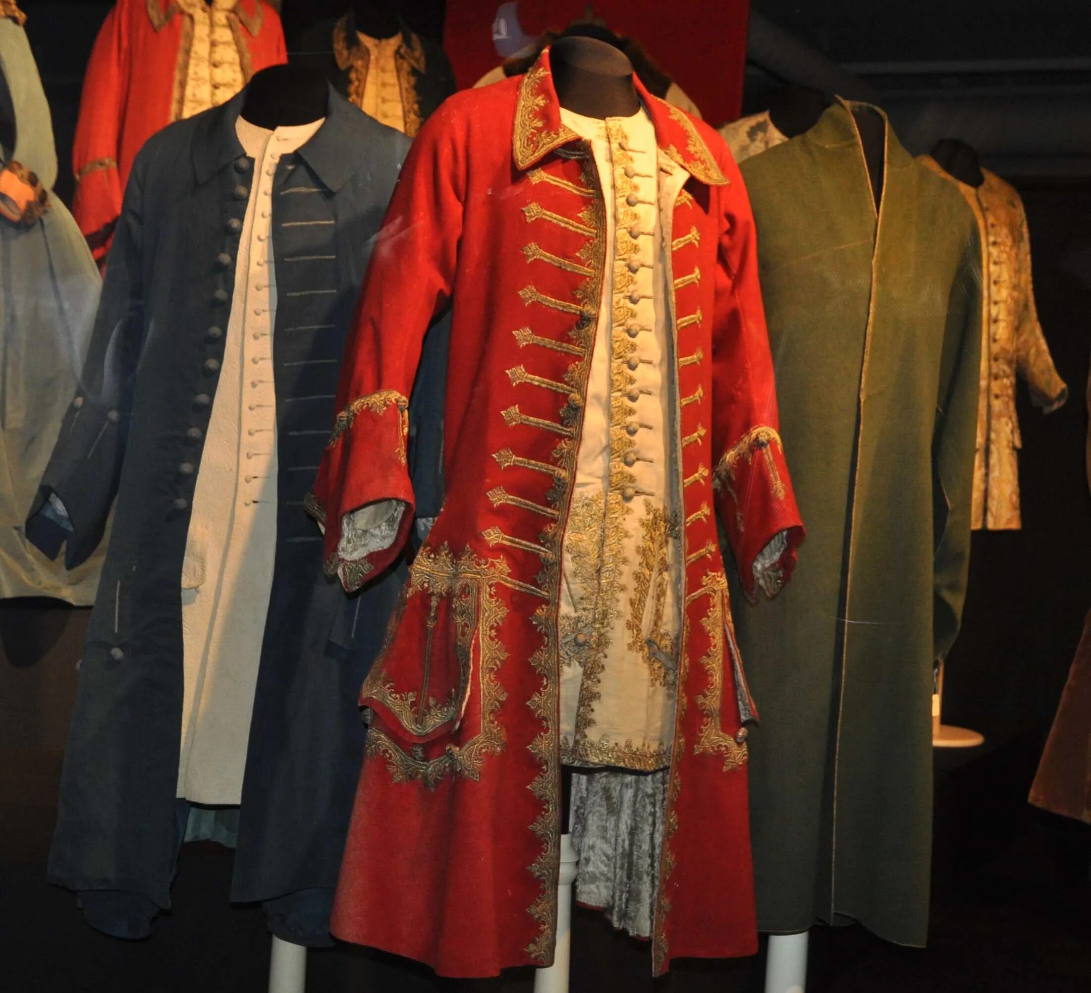 Екатерининский дворец портрет елизаветы. Камзол петра 1 в оружейной палате. Парадное одеяние. Царское одеяние ивана грозного. Наряд императора китая династия цин.