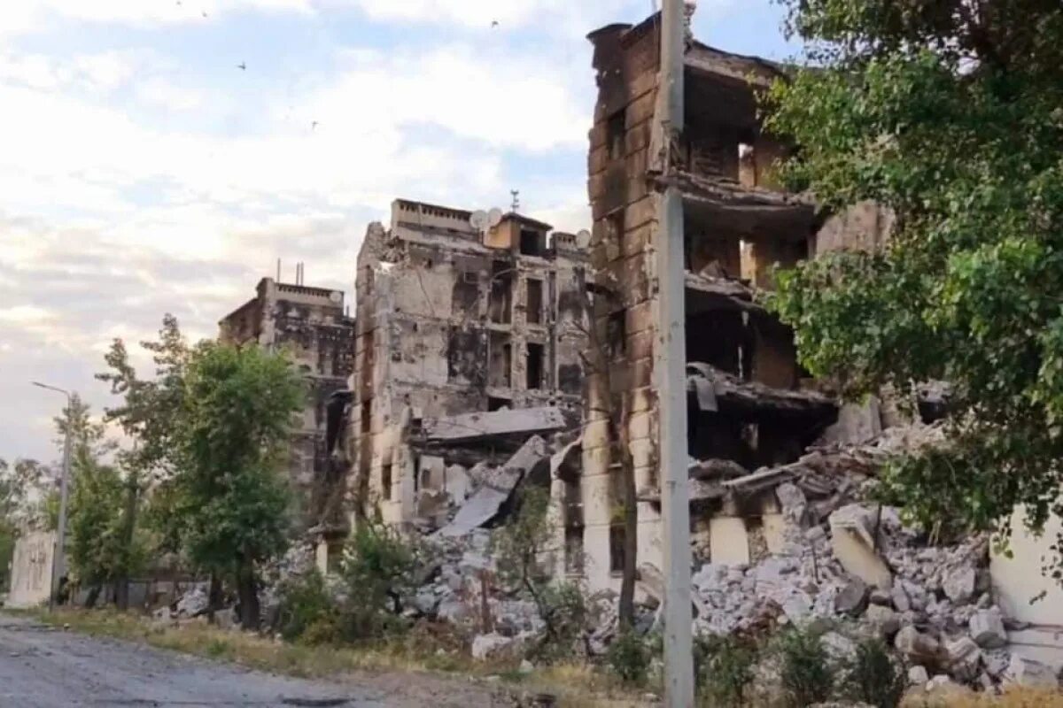 Донбасс и Луганск разрушенные города в 2014. Разрушенный Северодонецк 2022. Разрушенный дом.