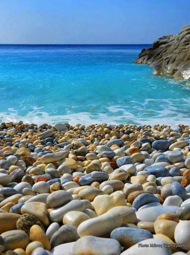 Галечный пляж анапа камни. Мелкогалечный пляж сочи. Фото пляжа галька. Пляж икария греция. Каменистый пляж в анапе.